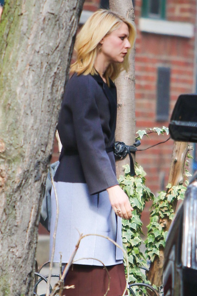 Claire Danes leaves her apartment in NYC