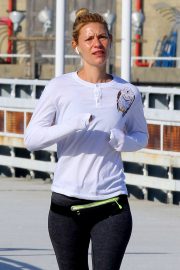 Claire Danes - Seen jogging in New York