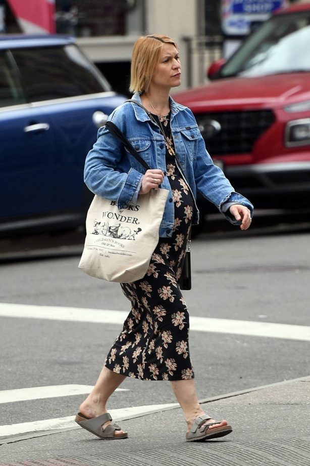 Claire Danes - Shows of her baby bump while out in Manhattan