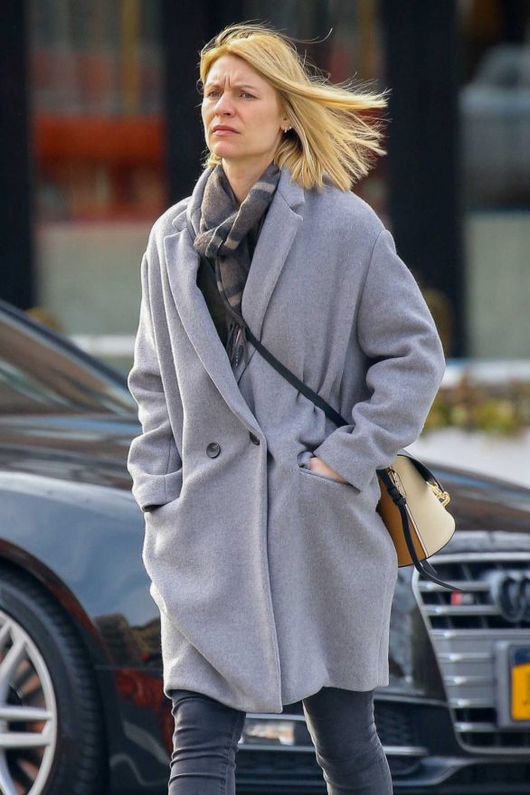 Claire Danes - Strolling in the West Village