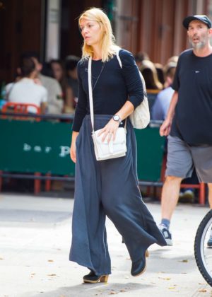 Claire Danes walking around SoHo in NYC