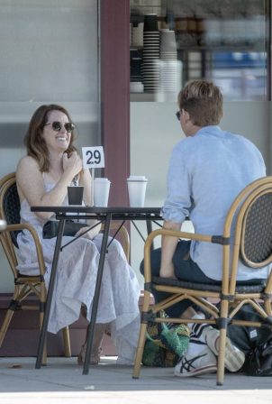 Claire Foy - Enjoy a coffee with a friend in Hampstead - North London