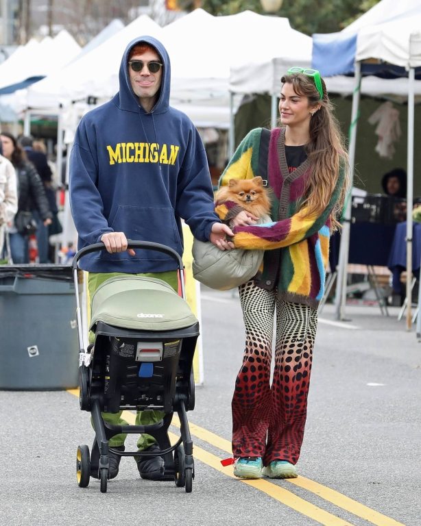 Clara Berry - With KJ Apa seen at local Farmers Market in Los Angeles