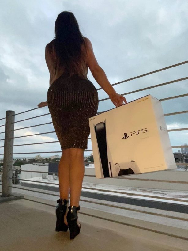 Claudia Romani - Gets a PS5 in Miami Beach