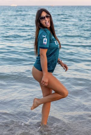 Claudia Romani - Shows her love for AC Milan in Miami