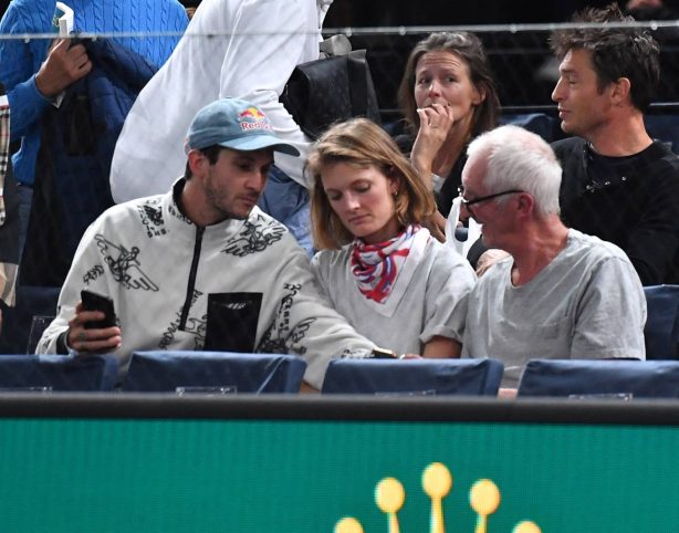 Constance Jablonski - With Matthias Dandois attend N.Djokovic's tennis match in Paris
