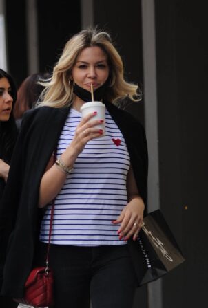 Costanza Caracciolo - Shopping candids in Milan with friends