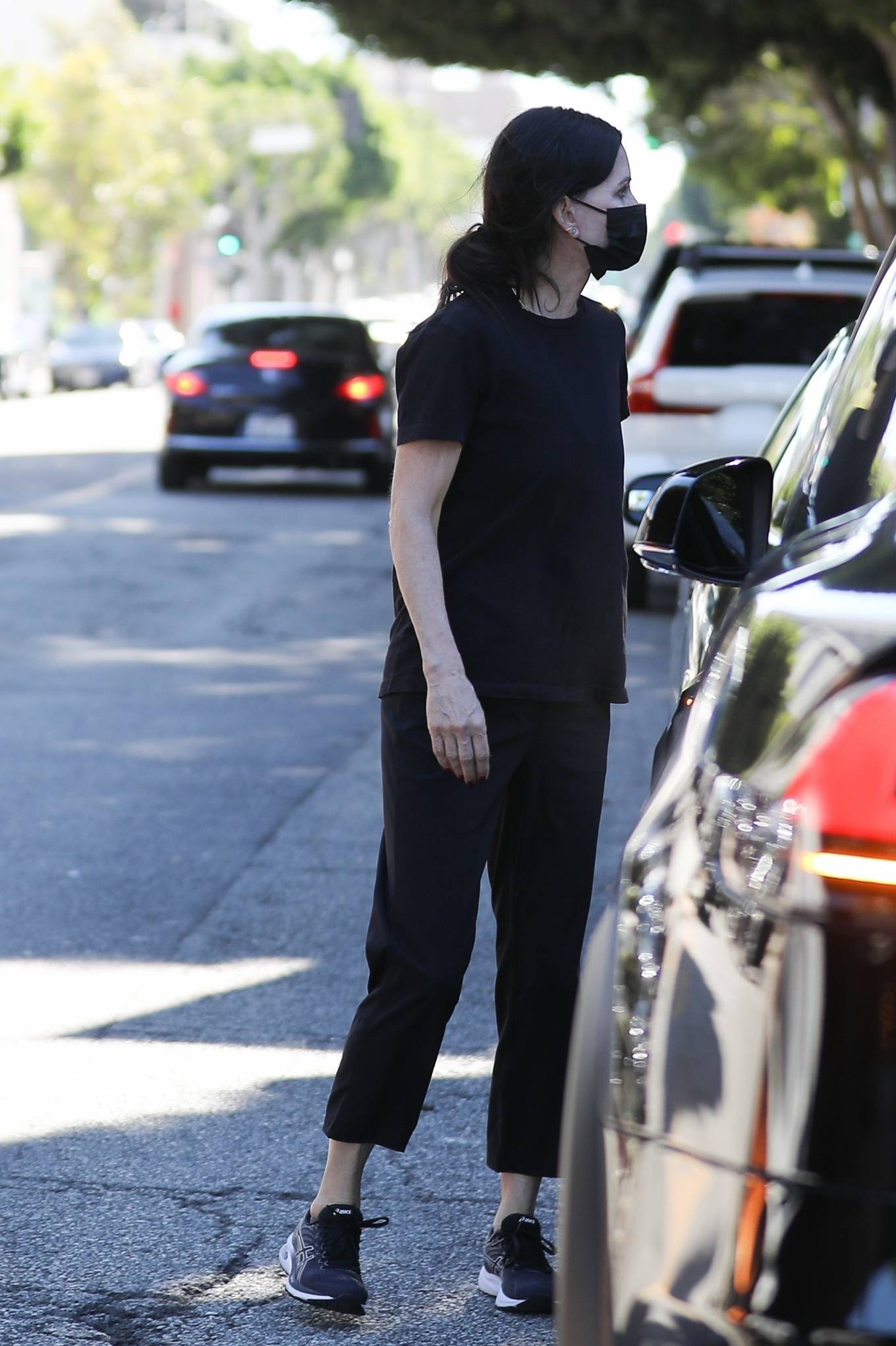 Courteney Cox 2022 : Courteney Cox – In an all-black ensemble shopping in West Hollywood-11