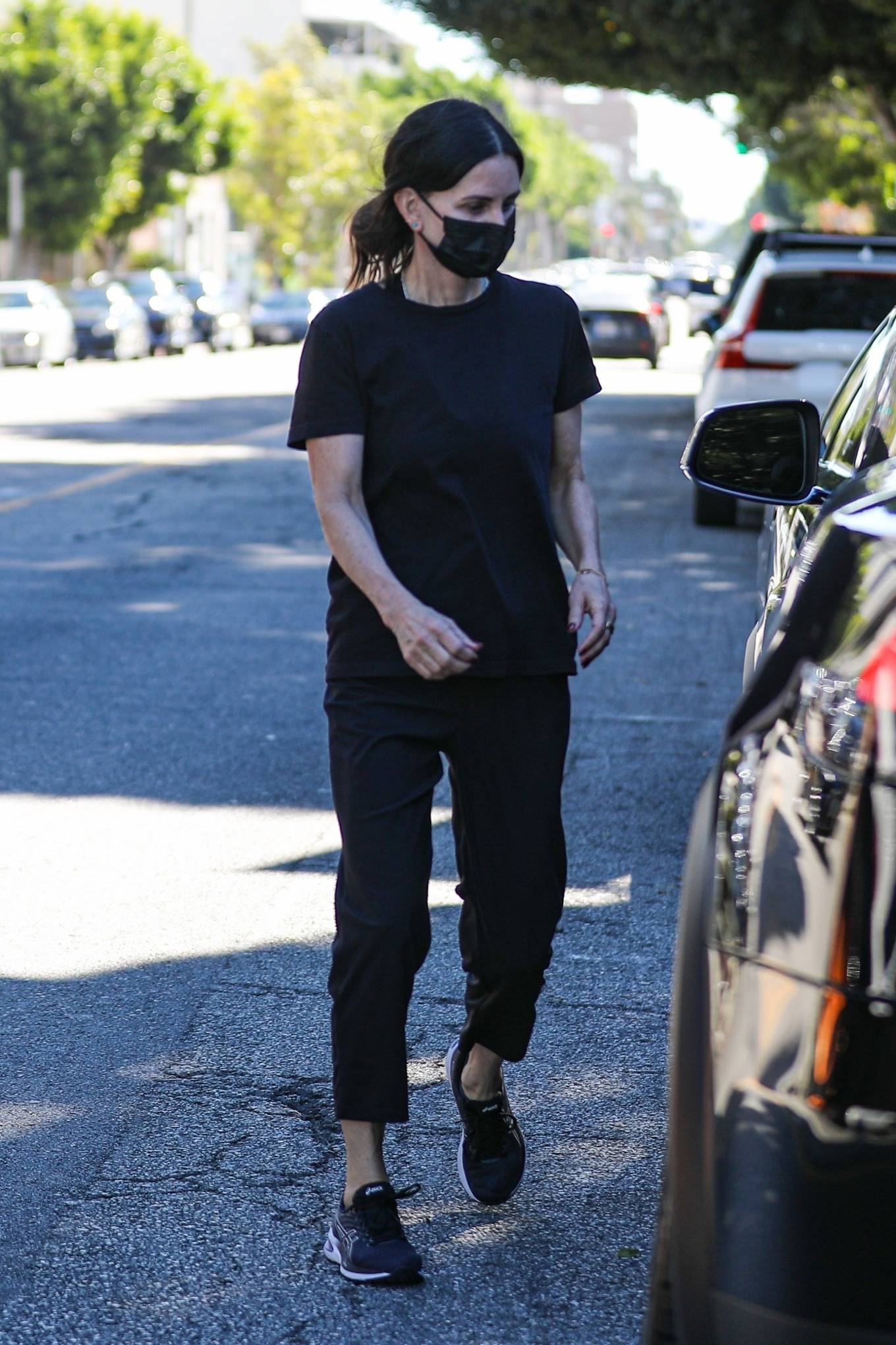 Courteney Cox 2022 : Courteney Cox – In an all-black ensemble shopping in West Hollywood-12