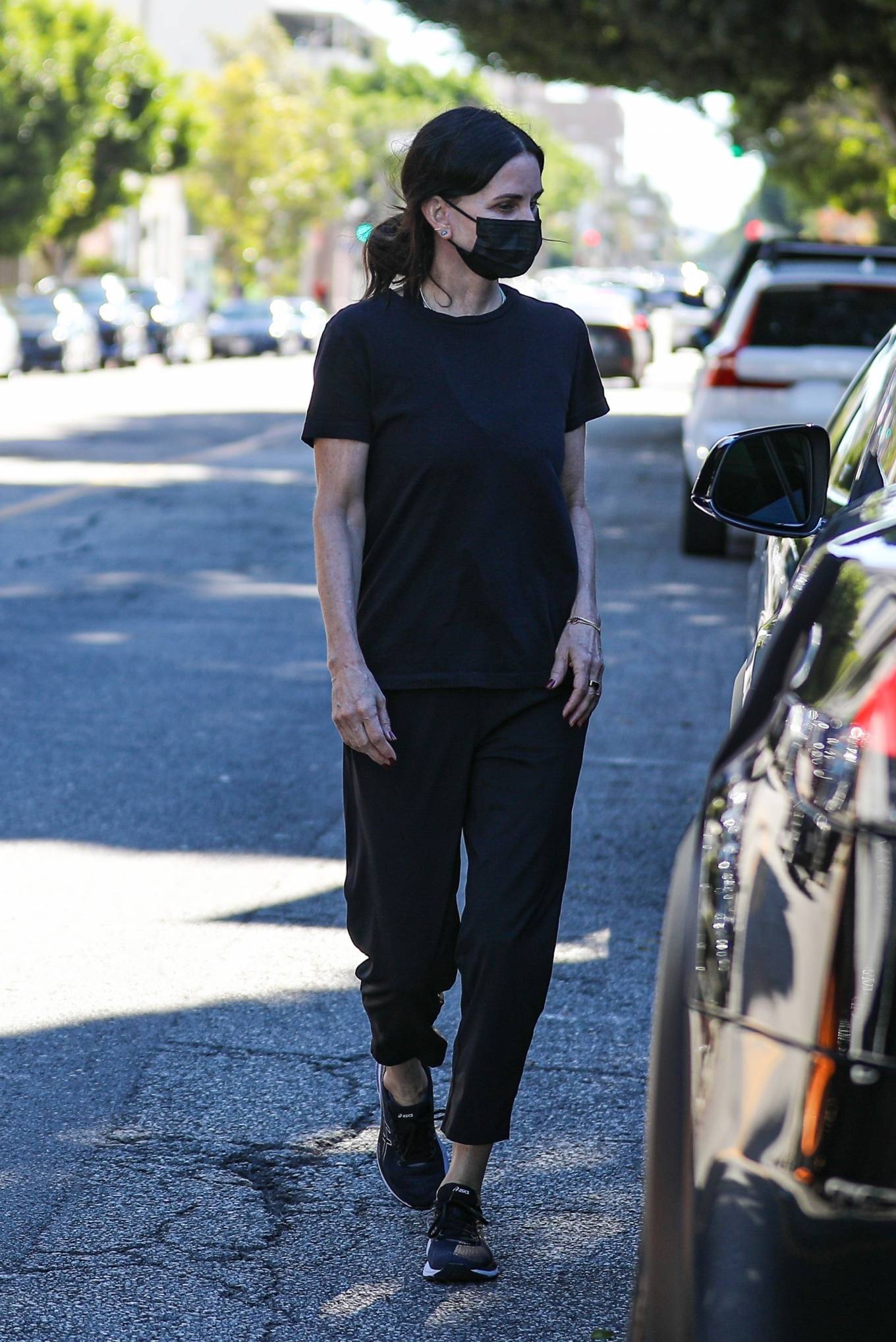 Courteney Cox 2022 : Courteney Cox – In an all-black ensemble shopping in West Hollywood-15