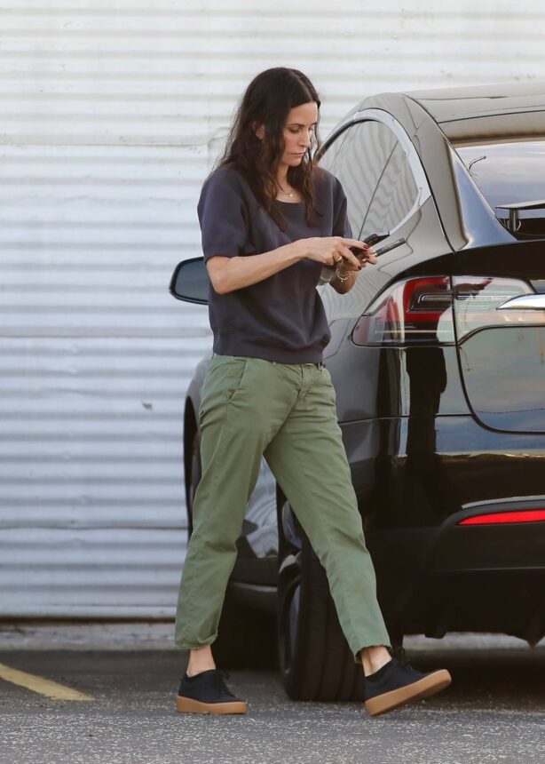 Courteney Cox - With boyfriend Johnny McDaid out in Santa Monica airport