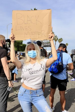 Courtney Stodden - Joins the protests against the killing of George Floyd in Los Angeles