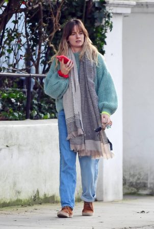 Cressida Bonas - Chat on phone while out in Notting Hill