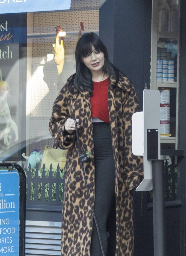 Daisy Lowe - Strolling with her dog in London's Primrose Hill