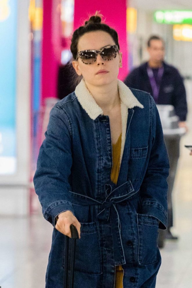 Daisy Ridley - Arrives at Heathrow Airport in London