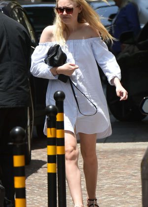 Dakota Fanning - Arrives at the Beverly Wilshire in Beverly Hills