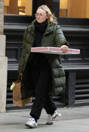 Dakota Fanning - Grabs a pizza from Rubirosa Pizzeria Restaurant in Manhattan’s Soho area