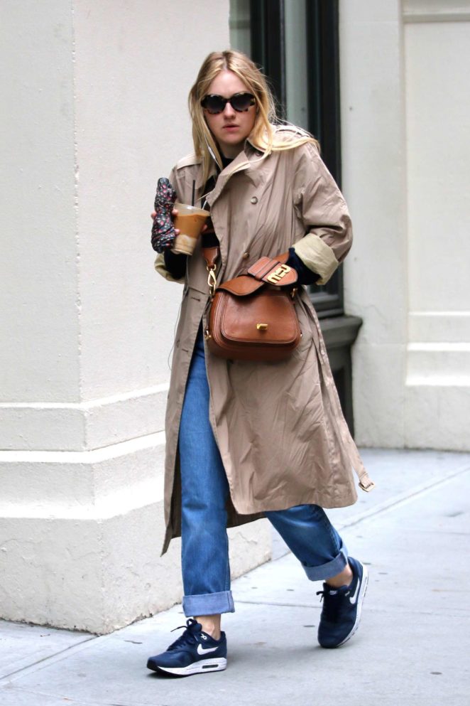 Dakota Fanning - Grabs an iced coffee out in NYC