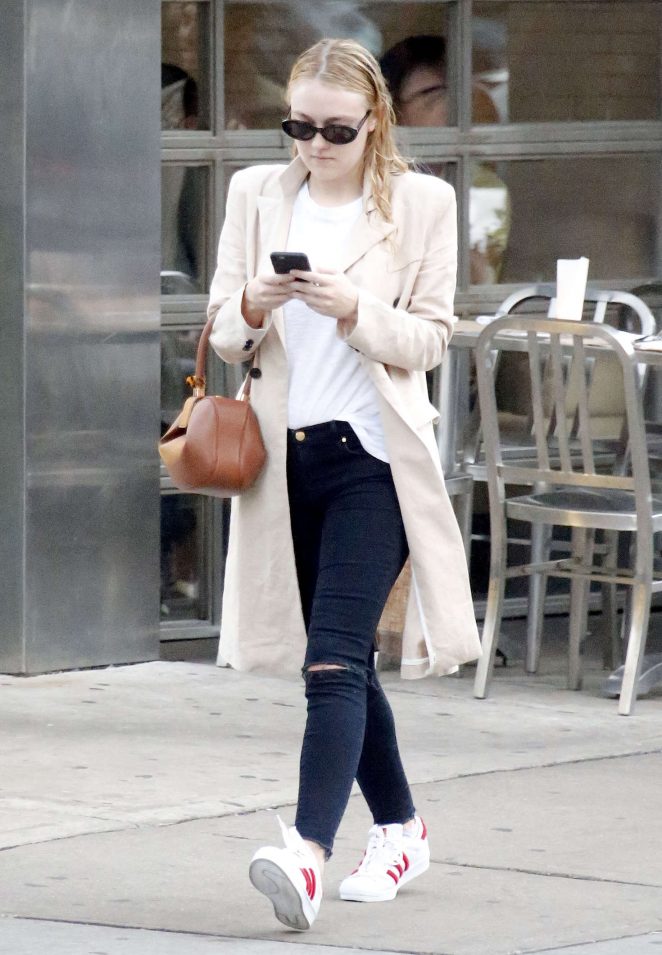 Dakota Fanning in Jeans out in New York