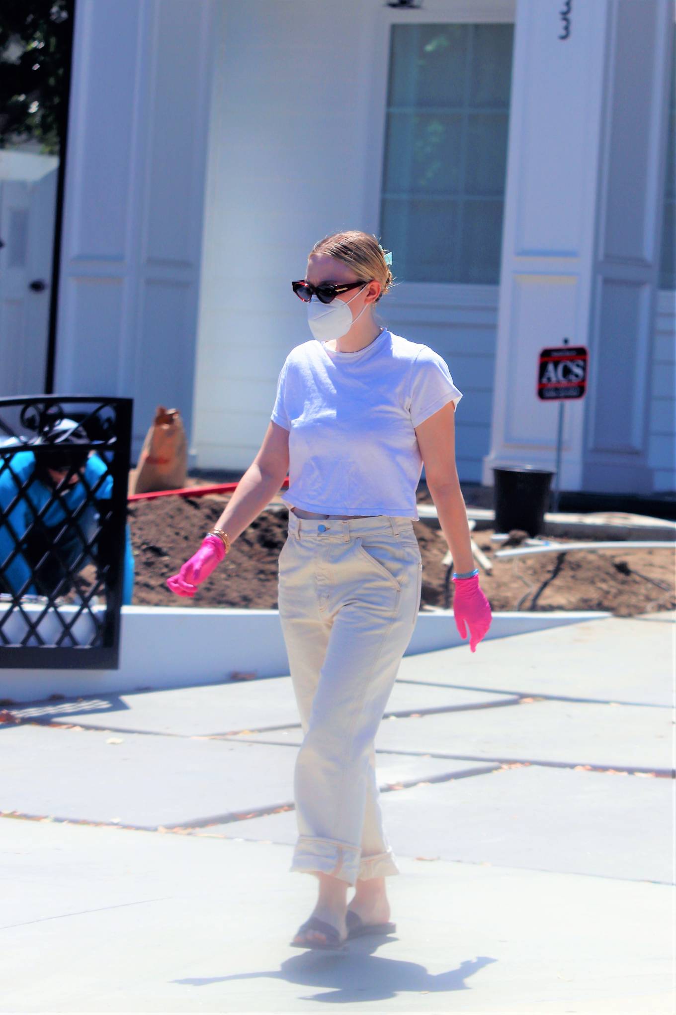 Dakota Fanning â€“ Moving boxes from her car into a home with a friend in Los Angeles