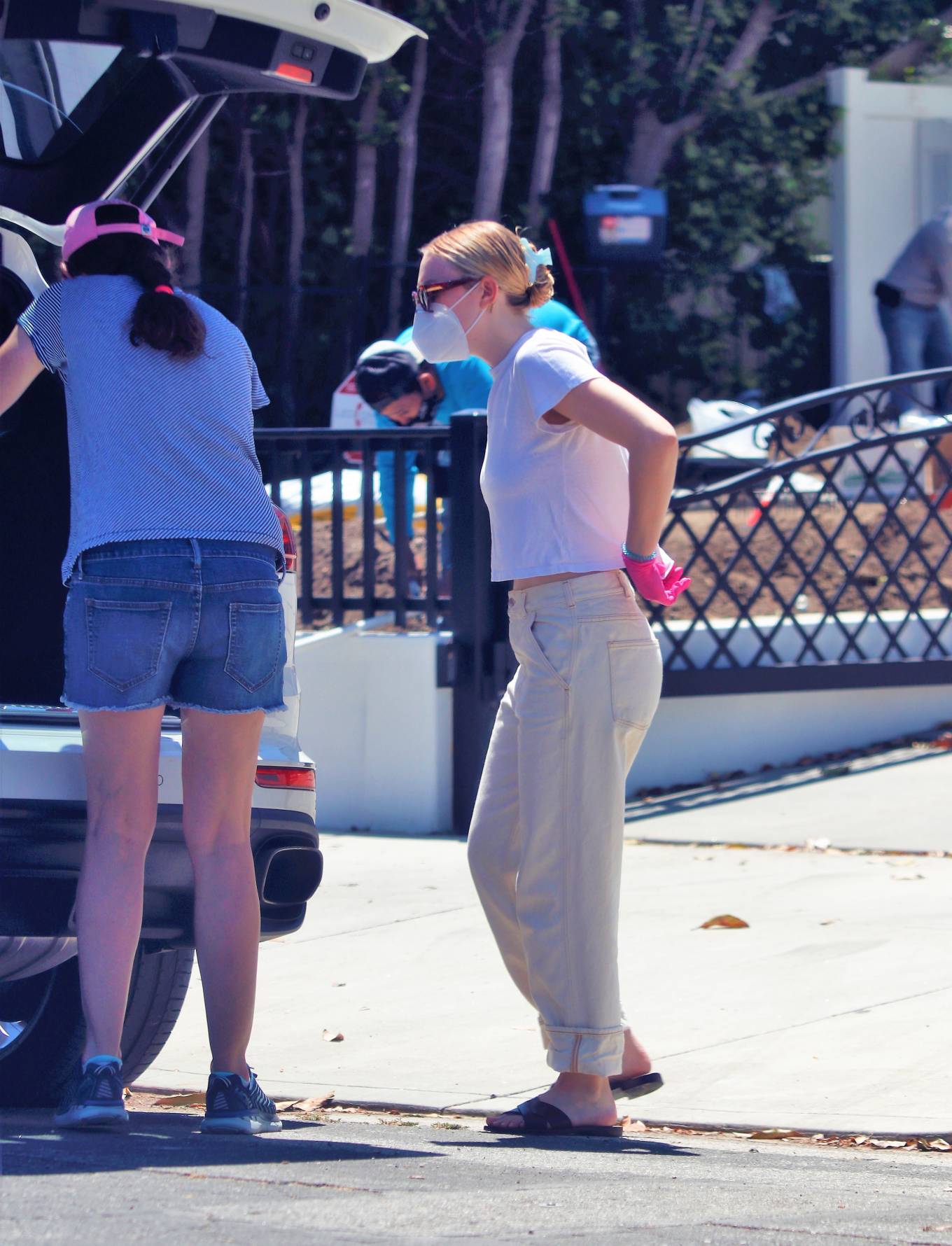 Dakota Fanning â€“ Moving boxes from her car into a home with a friend in Los Angeles