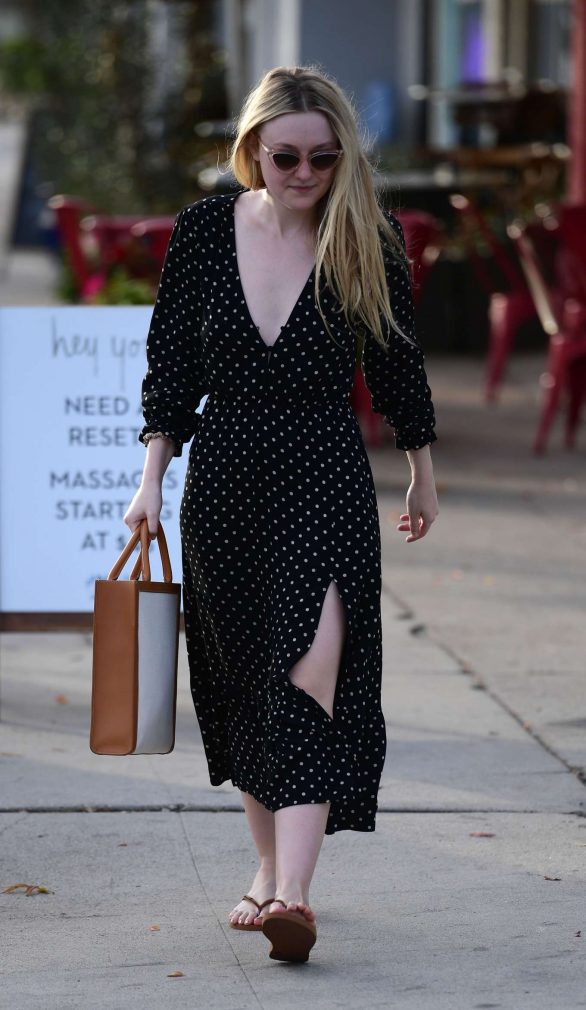 Dakota Fanning - shopping in Los Angeles