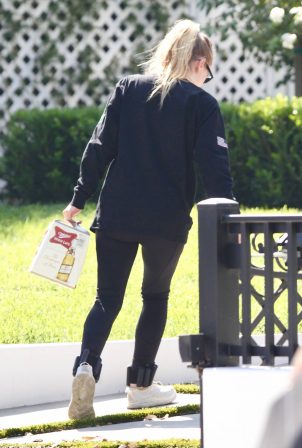 Dakota Fanning - Spotted while taking beer in Los Angeles
