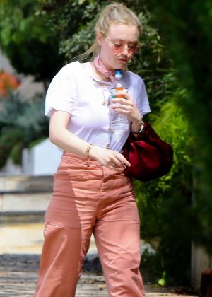 Dakota Fanning - Stops by a friend's house in Hollywood
