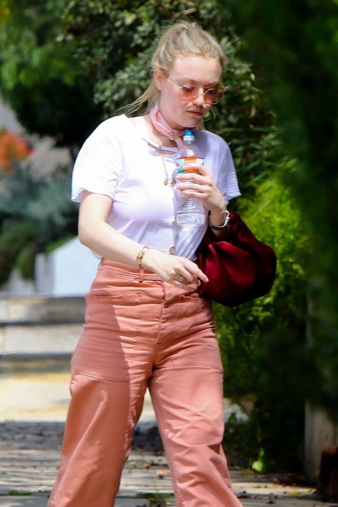 Dakota Fanning - Stops by a friend's house in Hollywood