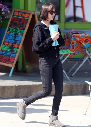 Dakota Johnson in Tight Jeans on set of 'How To Be Single' in NYC