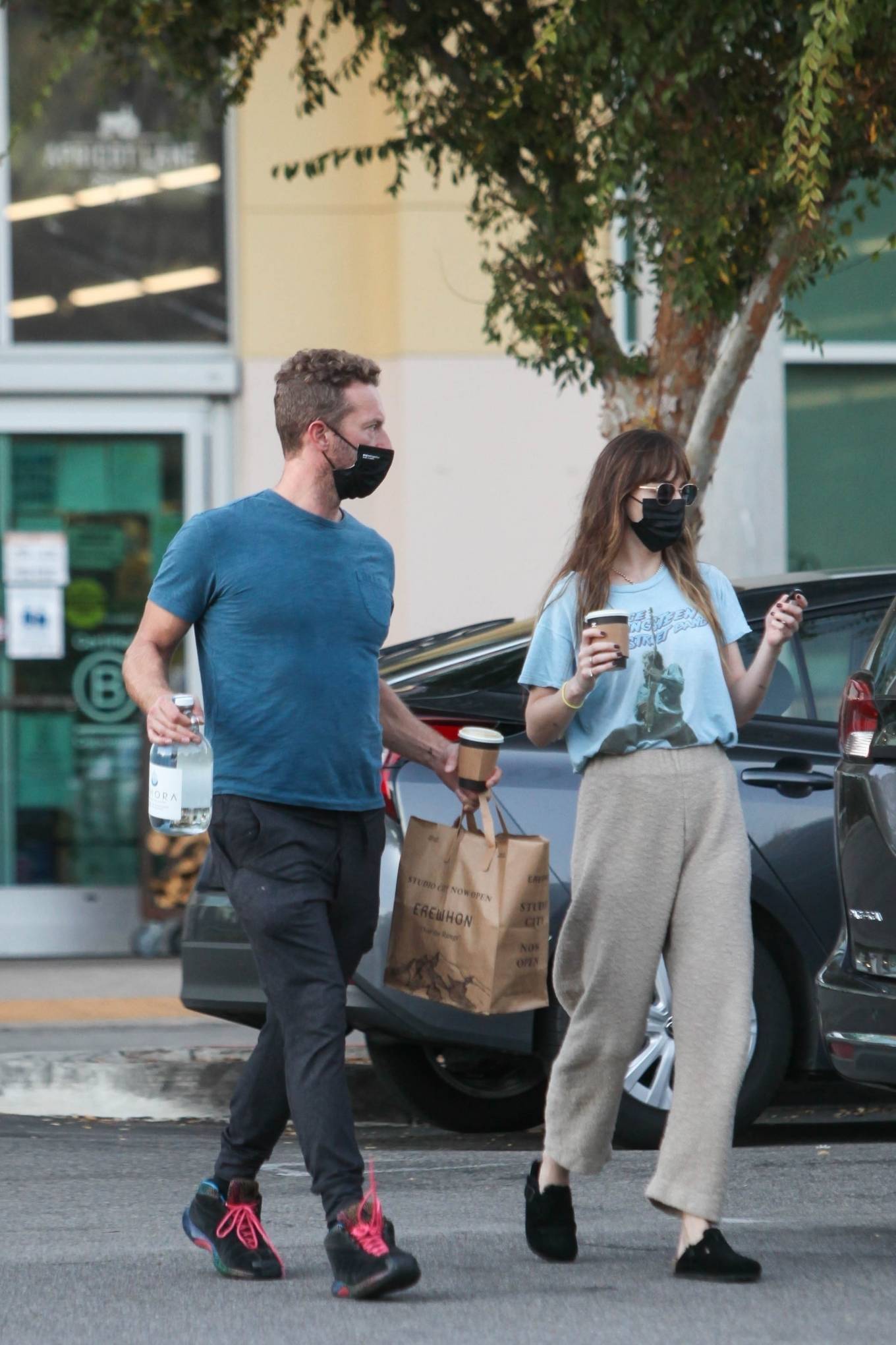 Dakota Johnson - With Chris Martin shopping together at Erewhon Market in Los Angeles