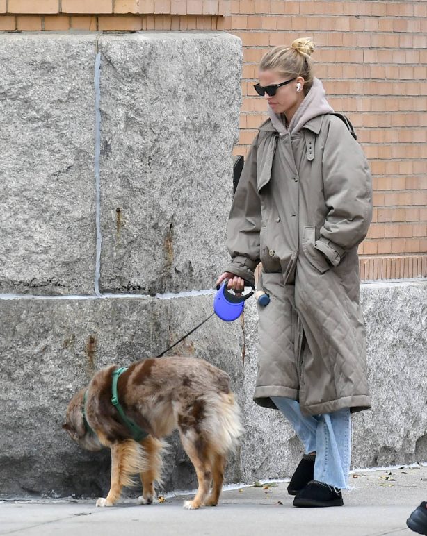 Daphne Groeneveld - Seen with her dog in New York