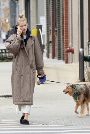 Daphne Groeneveld - Walks her dog in New York