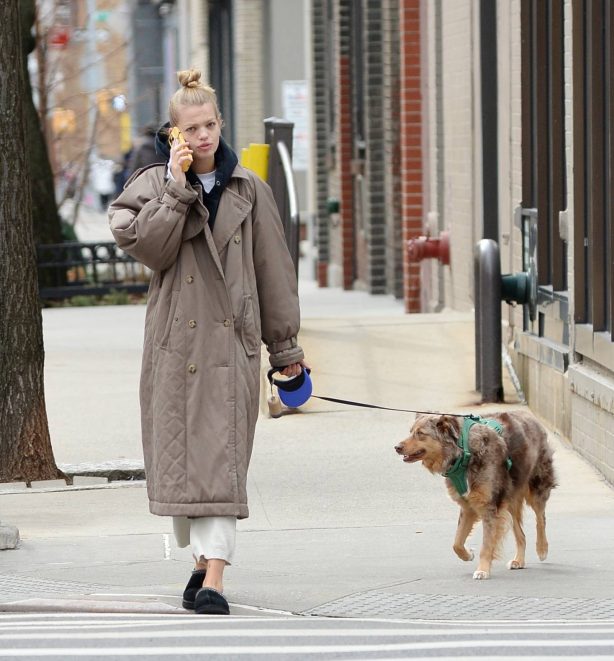 Daphne Groeneveld - Walks her dog in New York
