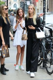 Daphne Groeneveld with a friends out in New York