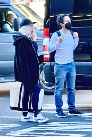 Debbie Harry - Arrives at SeaTac International Airport in casual outfit in Seattle