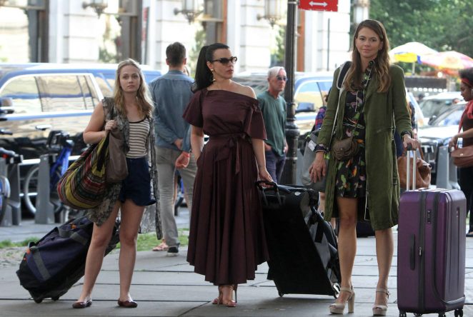 Debi Mazar, Tessa Albertson and Sutton Foster - Filming 'Younger' in New York