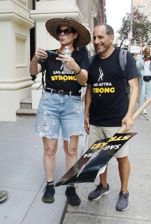 Debra Messing - Spotted at the SAG AFTRA Strike in New York