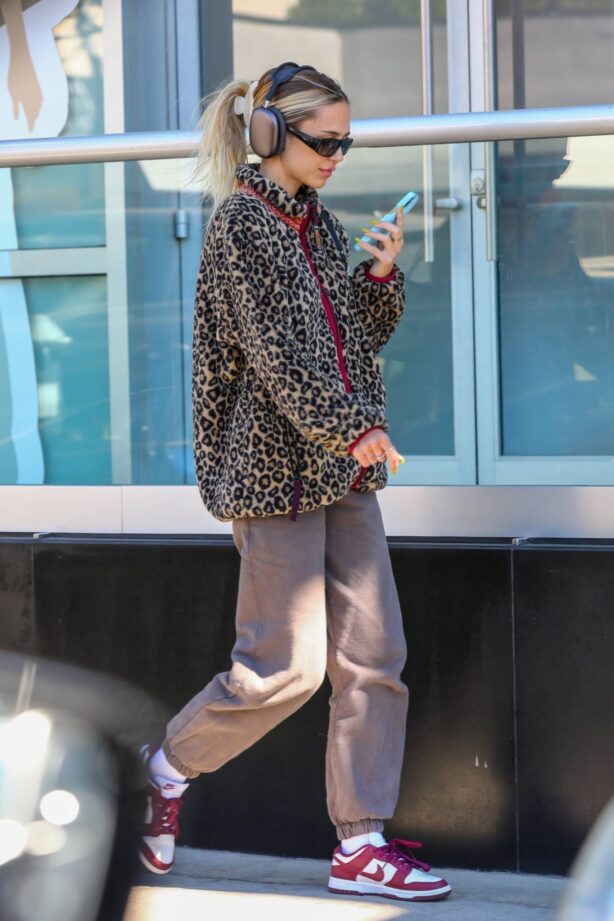 Delilah Belle Hamlin - Wear a leopard print sweater during a stroll in Los Angeles