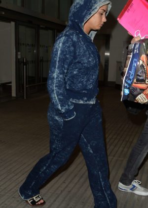 Demi Lovato - Arrives at Heathrow Airport in London