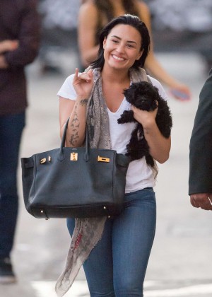 Demi Lovato - Leaving ABC Studios in California