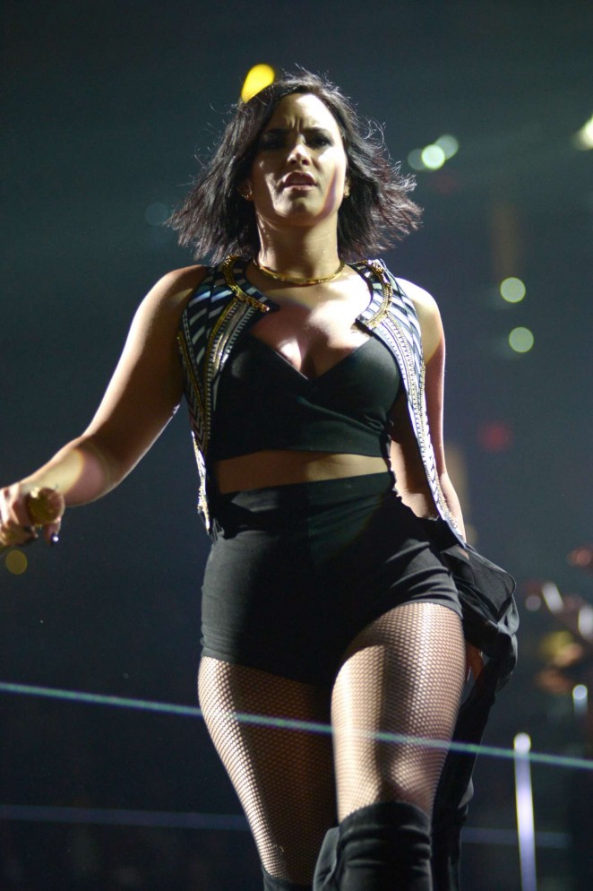 Demi Lovato - Performing at 93.3 FLZ's Jingle Ball in Tampa