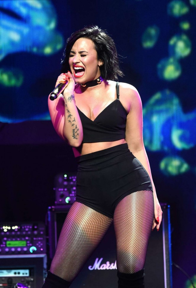 Demi Lovato - Performing at Kiss 108’s Jingle Ball 2015 In Boston