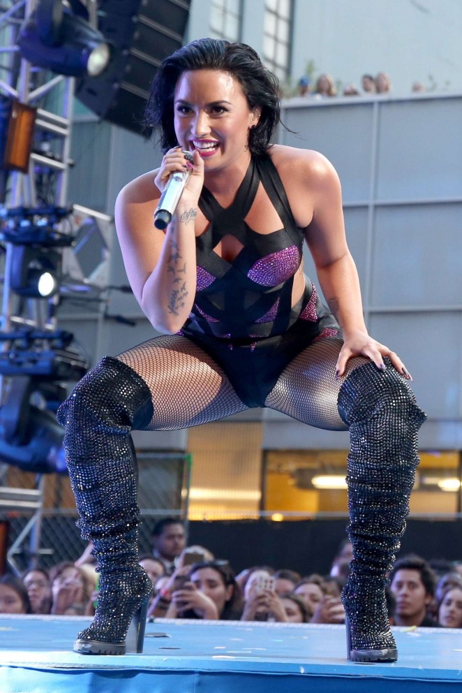 Demi Lovato - Performs at 2015 MTV Video Music Awards in LA