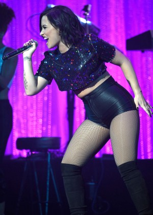 Demi Lovato - Performs at Samsung Hope for Children Gala 2015 in NYC