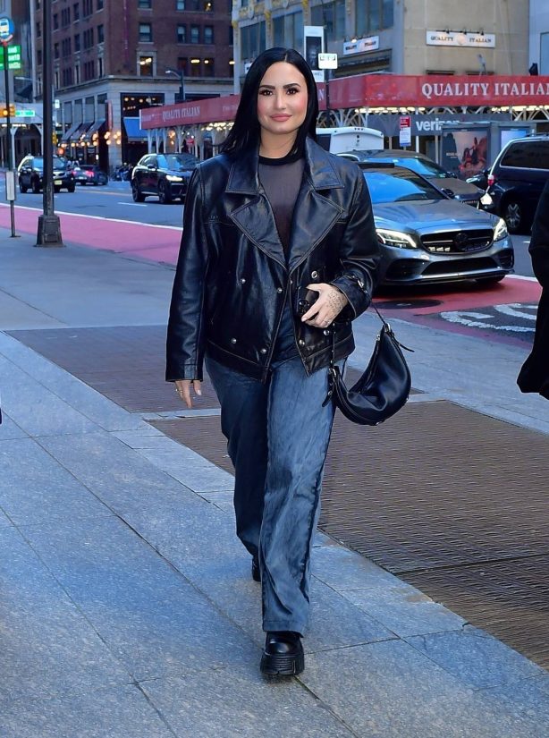 Demi Lovato - Wear oversized jeans for a dinner at Nobu with friends in New York