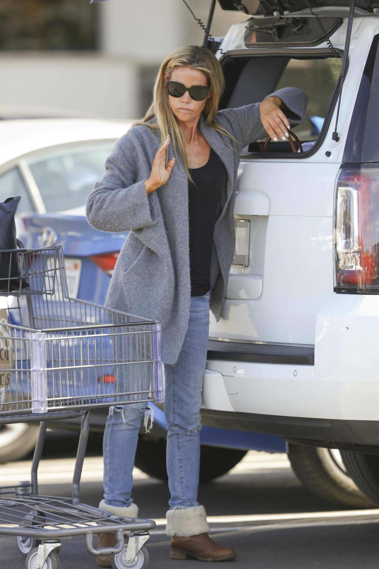 Denise Richards - Spotted at Bristol Farms in Woodland Hills