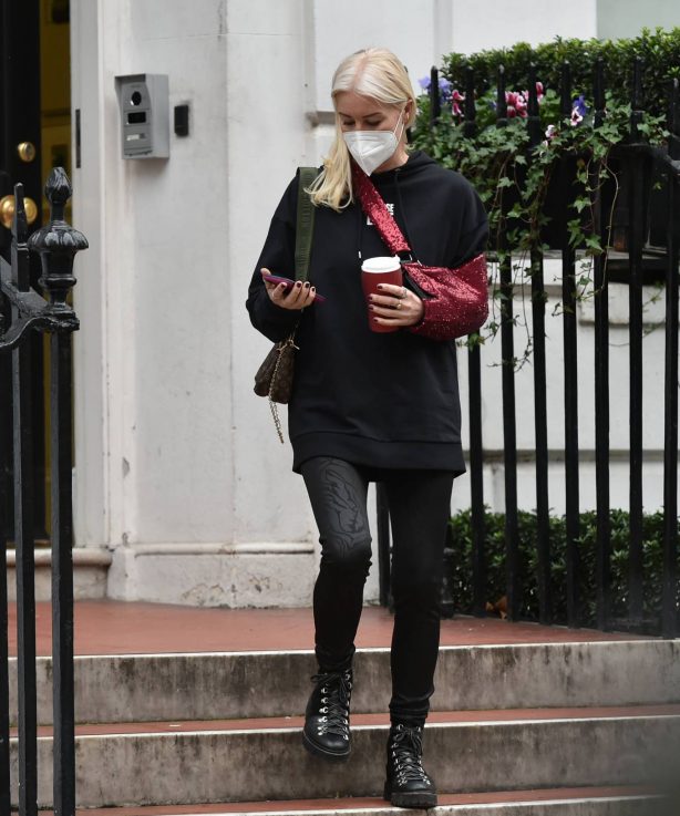 Denise Van Outen - Takes a phone call outside clinic in London