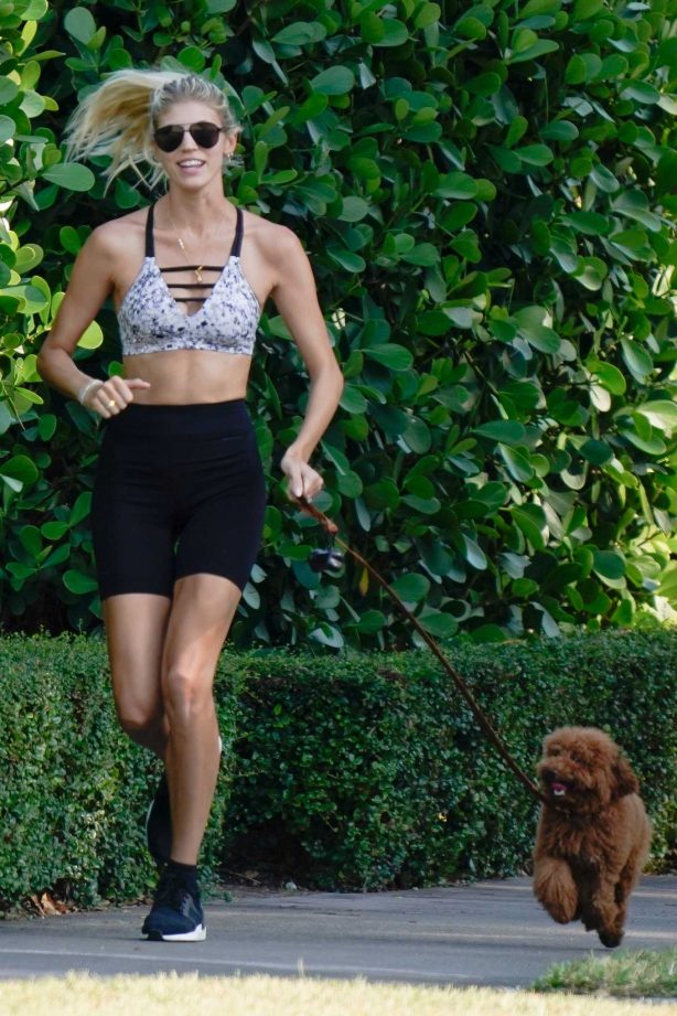 Devon Windsor - Jogging while walking her dog in Miami