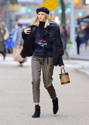 Devon Windsor - Sells Cookies for Kids with Cancer in New York
